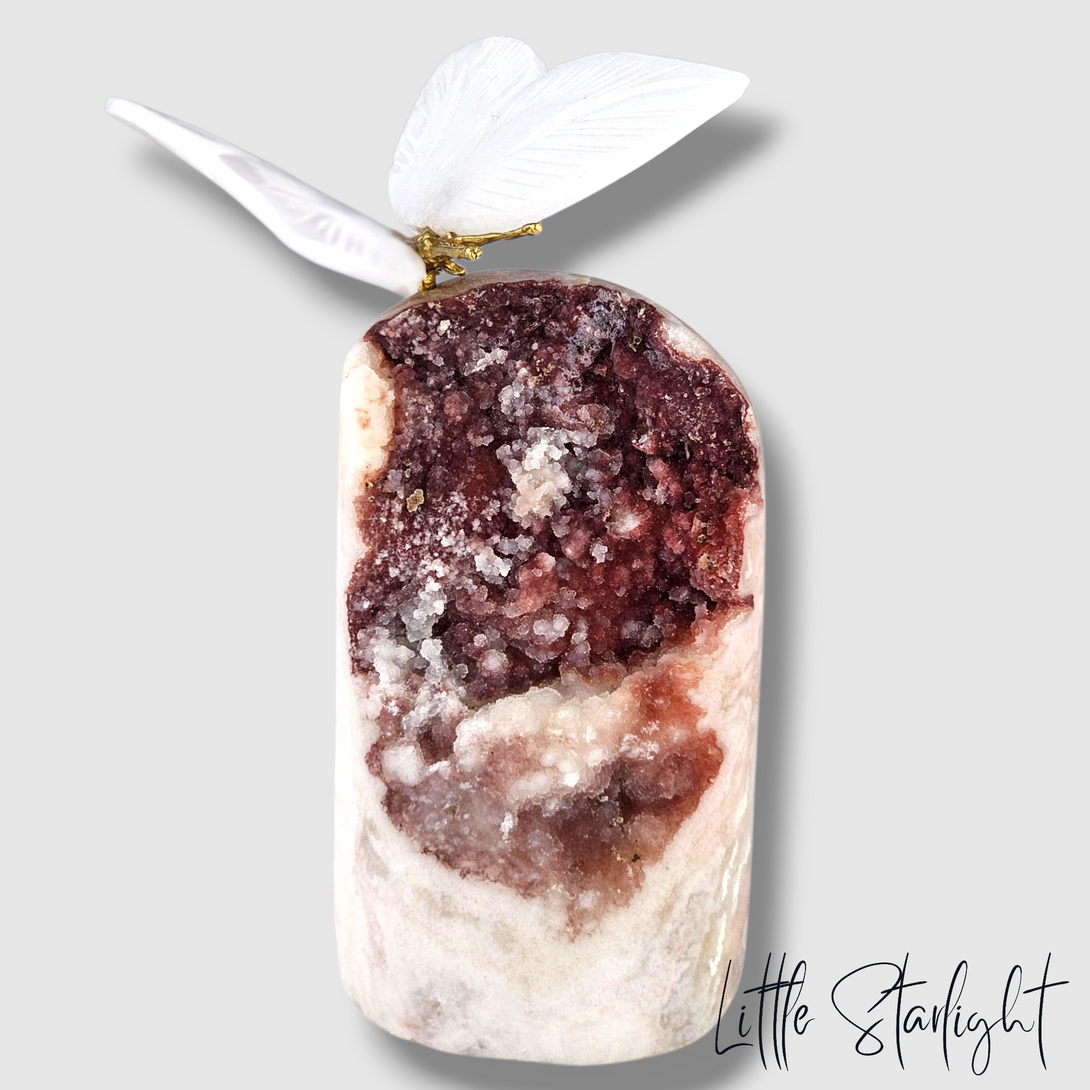 Vlinder op roze amethist