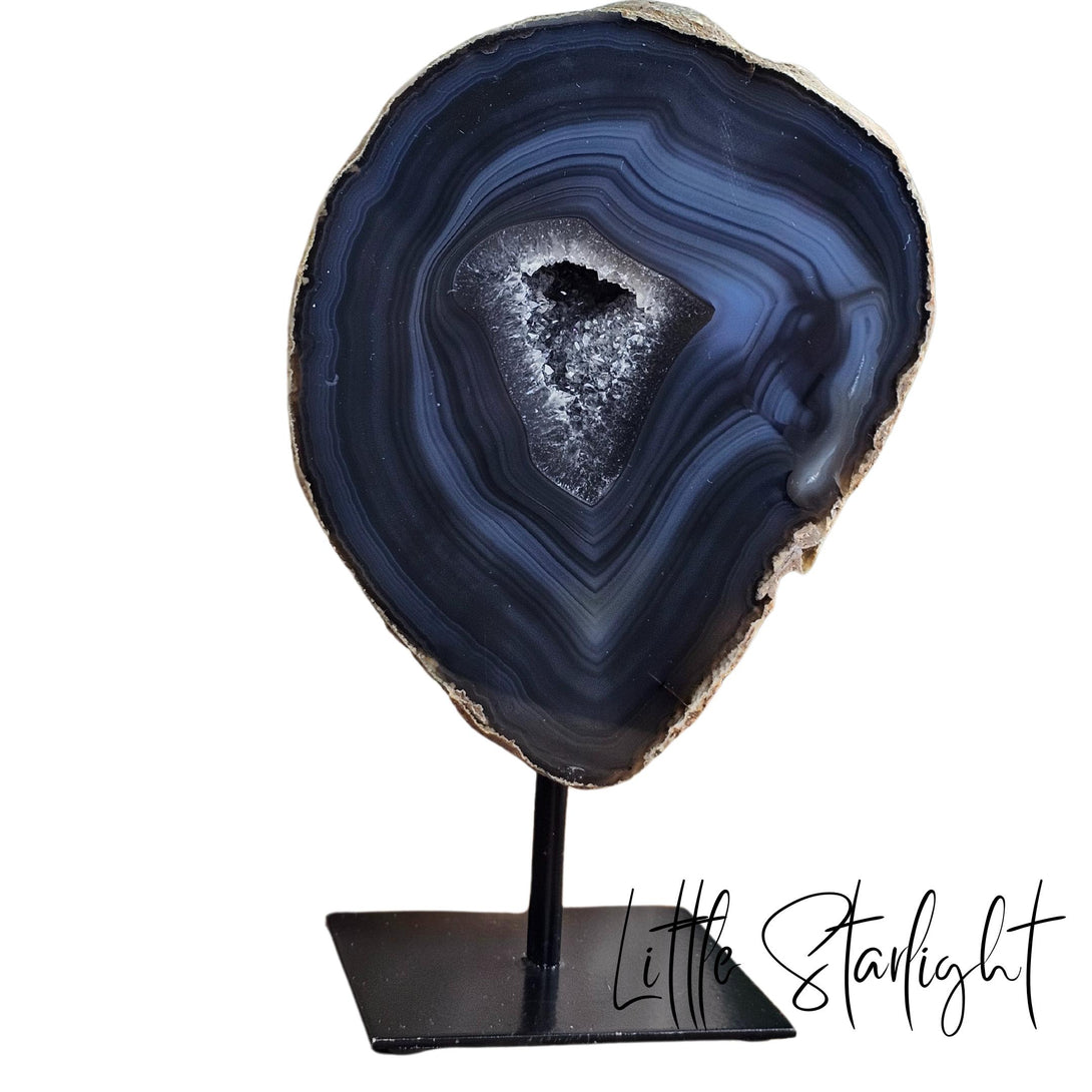 "Unieke agaat op standaard met opvallende blauwe banding en schitterende druzy. Een prachtige decoratie voor elk interieur, perfect voor liefhebbers van edelstenen en natuurlijke kunstwerken