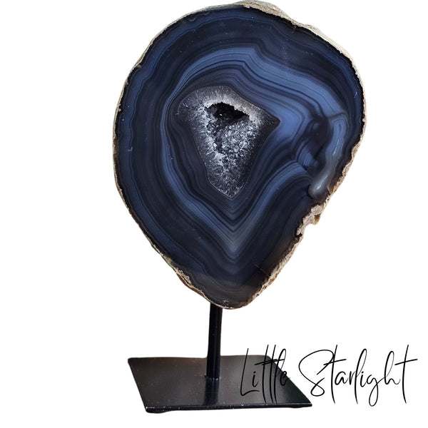 "Unieke agaat op standaard met opvallende blauwe banding en schitterende druzy. Een prachtige decoratie voor elk interieur, perfect voor liefhebbers van edelstenen en natuurlijke kunstwerken