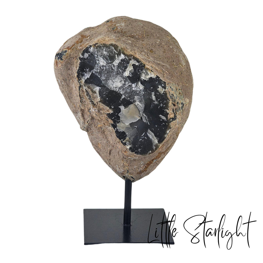"Unieke agaat op standaard met opvallende blauwe banding en schitterende druzy. Een prachtige decoratie voor elk interieur, perfect voor liefhebbers van edelstenen en natuurlijke kunstwerken