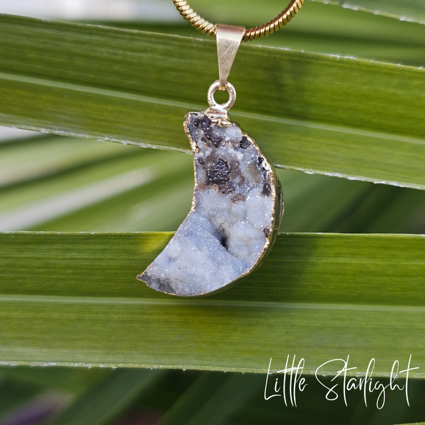 Chalcedoon maan hanger